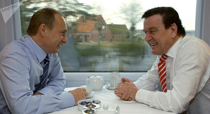 Cựu thủ tướng Đức trong một lần trao đổi với Tổng thống Nga Putin.