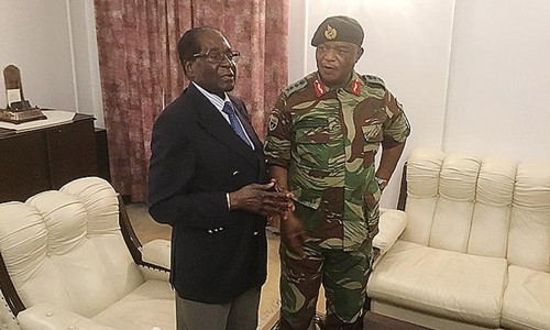 Tướng Chiwenga trao đổi với ông Mugabe khi ông bị quản thúc tại gia. Ảnh: News24.