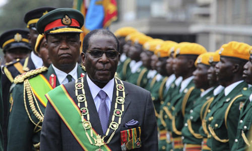 Tổng thống Robert Mugabe duyệt đội danh dự Zimbabwe năm 2009. Ảnh: AP.