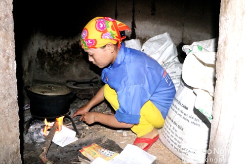 Người  vợ yếu đuối giờ phải thành trụ cột gia đình, chị không biết xoay xở ra sao để trả số nợ gần 100 triệu đồng