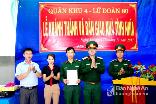 Chi huy Lu doan cung lanh dao chinh quyen dia phuong trao quyet dịnh tang nha tinh nghia cho Trung uy Le Anh Toi