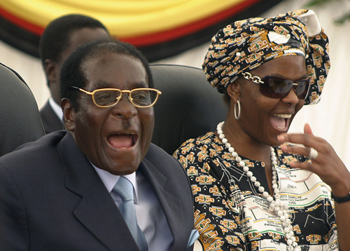Ông Mugabe và vợ, bà Grace. Ảnh: AFP.