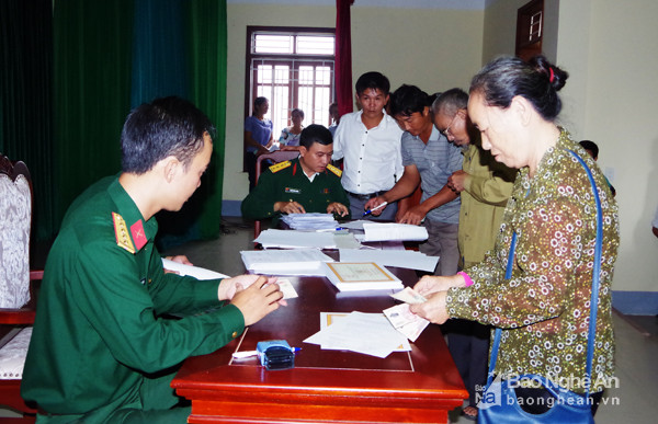 Ban CHQS huyện Nghi Lộc chi trả chế độ trợ cấp 1 lần cho dân công hỏa tuyến. Ảnh: Cảnh Nam
