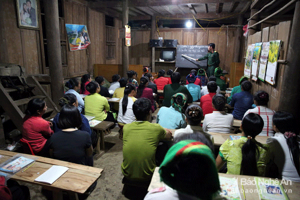 Lớp học được tổ chức tại nhà của người dân thuộc bản Nóng 1.