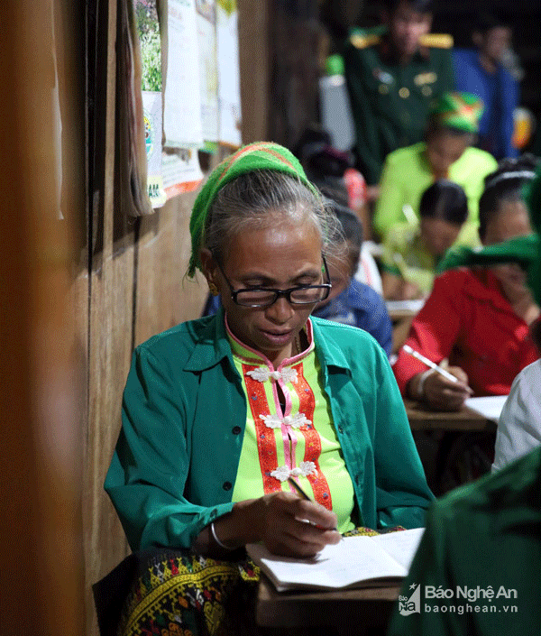 Có nhiều học sinh của lớp đã lên chức bà được gần 20 năm nay. Trong ảnh: bà Hà Thị Nhân (sinh năm 1962) bản Nóng 1 đang học tại lớp.