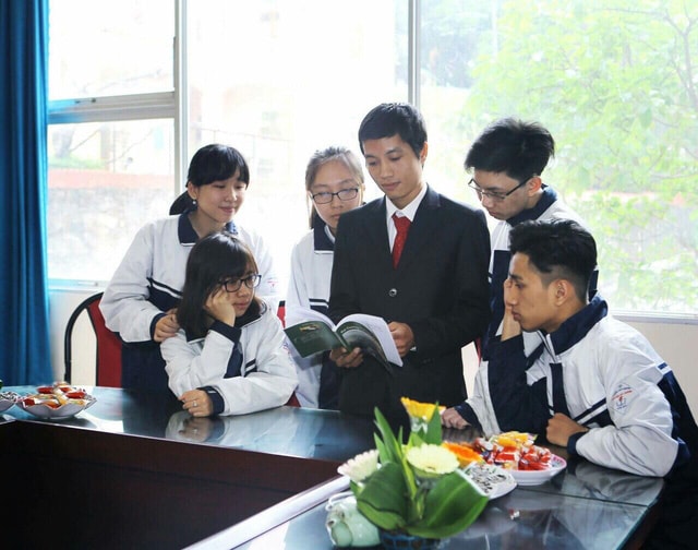 Với hơn 3.000 câu thơ lục bát giới thiệu về lịch sử thế giới từ thời nguyên thủy đến năm 2015, thầy giáo Lê Văn Cường - giáo viên Lịch sử trường THPT Cảm Ân (Yên Bái) đã xác lập kỷ lục Việt Nam về “Người viết tác phẩm diễn ca lịch sử thế giới bằng thơ lục bát dài nhất”.