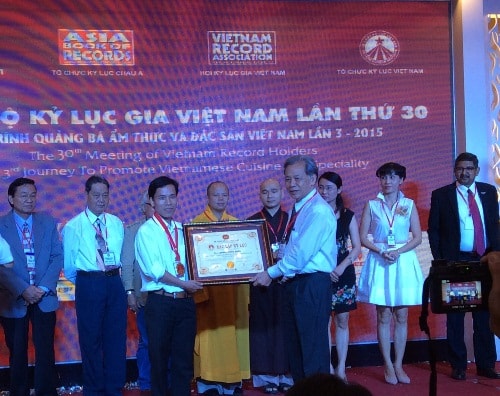 Tôn kính, ngưỡng mộ tài đức của Bác Hồ kính yêu, thầy giáo Nguyễn Hồng Quân qua 9 năm nỗ lực đã viết nên một tác phẩm với trên 13.000 câu thơ để ca ngợi vị lãnh tụ tài ba của dân tộc Việt Nam. Tác phẩm này vừa được trao Kỷ lục Việt Nam về Truyện thơ dài nhất về Bác Hồ viết bằng thể thơ Lục bát.