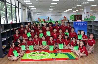 Học sinh và giáo viên thuộc hệ thống giáo dục Vinschool vừa lập một kỷ lục đặc biêt: 10.000 người cùng tham gia đọc sách tại cùng một thời điểm. Sự kiện này đã được Tổ chức kỷ lục Guinness trao chứng nhận “Số học sinh tham gia đọc sách trong cùng một thời điểm lớn nhất Việt Nam”. Đây là một trong những hoạt động điểm nhấn của Hội sách Vinschool Book Fair 2015 diễn ra trong hai ngày 14 và 15/11 tại Trường PTLC Vinschool, Khu đô thị Times City, Hà Nội.  Cuốn sách được chọn để 10.000 người cùng đọc tại Hội sách Vinschool Book Fair 2015 và xác lập kỷ lục Guinness về “Số người tham gia đọc sách cùng một thời điểm lớn nhất Việt Nam” là cuốn truyện thiếu nhi Cây táo yêu thương – The giving tree của nhà văn Shel Silverstein. 
