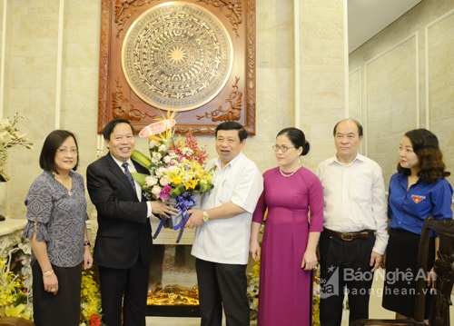 Thăm, tặng quà chúc mừng PGS.TS Đinh Xuân Khoa- Hiệu trưởng Trường Đại học Vinh