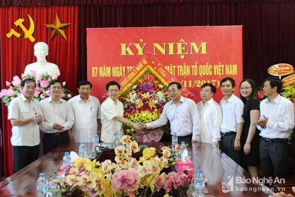 Thường trực Tỉnh ủy chúc mừng cơ quan Mặt trận Tổ quốc nhân kỷ niệm 87 năm ngày truyền thống Mặt trận Dân tộc thống nhất Việt Nam. Ảnh: Mai Hoa