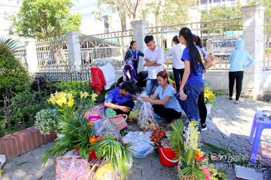 Trước cổng Đại học Vinh như thường lệ, các bạn sinh viên đã tập trung góp vốn để kinh doanh hoa trong dịp tri ân nhà giáo ngày 20/11. Ảnh: Quang An