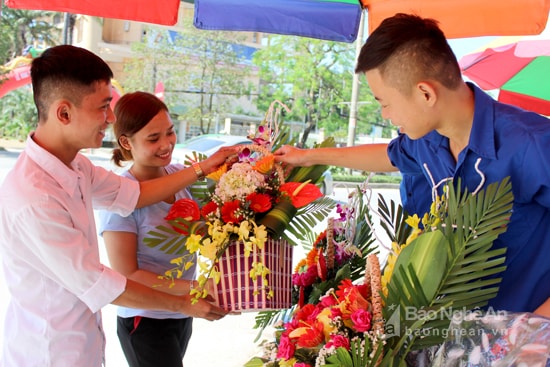 Nhiều sinh viên tại TP.Vinh bán hoa dịp này để gây quỹ từ thiện nên được rất nhiều người ủng hộ. Ảnh: Quang An