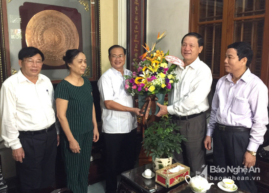 Tặng hoa chúc mừng Nhà giáo Hồ Bá Thành nhân ngày Nhà giáo Việt Nam 20-11. Ảnh: Thanh Sơn