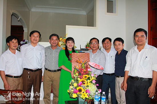 Đoàn thăm và tặng quà 20/11 cho cô giáo Nguyễn Thị Hoa Hồng. Ảnh: Chu Thanh