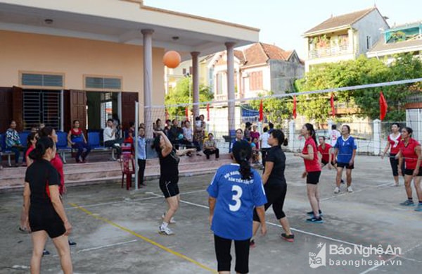 Trước đó, xóm Tiến Lộc tổ chức Giải bóng chuyền chào mừng Ngày Đại đoàn kết với sự tham gia của 11 tổ dân cư