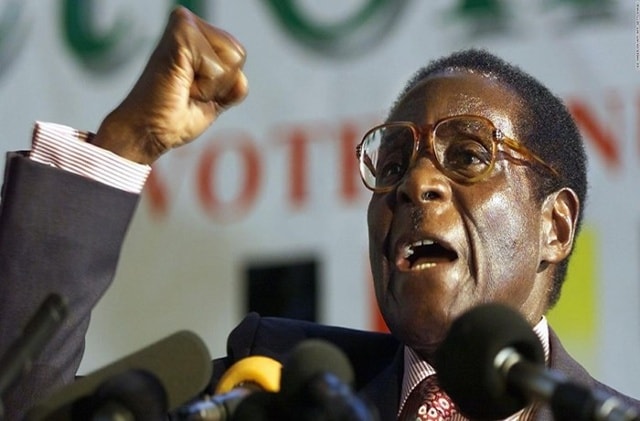  Tổng thống Robert Mugabe là người cầm quyền kỷ lục ở Zimbabwe. Ông từng được nhiều người dân Châu Phi ca ngợi là anh hùng đấu tranh, giải phóng dân tộc. Tuy nhiên, Robert Mugabe lại bị phương Tây coi là nhà độc tài sẵn sàng dùng bạo lực để củng cố và duy trì quyền lực.