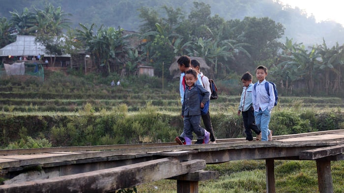 Đây là ngôi trường có gần 100% là con em đồng bào Mông. Đời sống của người dân thuộc các điểm trường còn hết sức khó khăn.