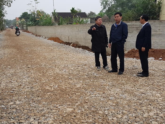 Ban chỉ đạo xây dựng NTM huyện Yên Thành kiểm tra tiến độ làm đường giao thông trên địa bàn. Ảnh: Phan Hiền