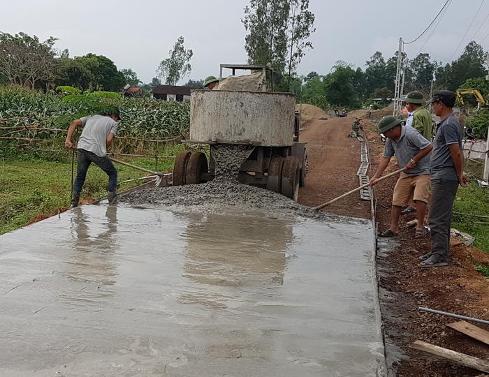Xã Minh Thành (Yên Thành) huy động máy móc, nhân lực làm đường bê tông nông thôn. Ảnh: Phan Hiền