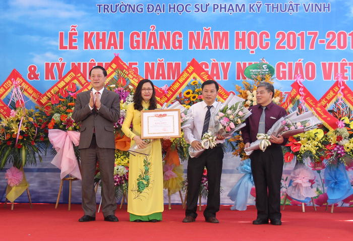 Đồng chí Lê Minh Thông tặng Bằng khen của Bộ Lao động Thương binh và xã hội cho tập thể Trường Đại học Sư phạm Kỹ thuật Vinh. Ảnh: Mỹ Hà