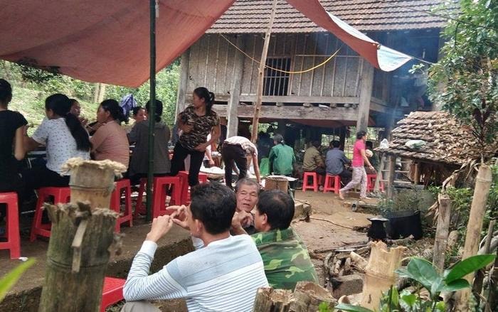 Người dân bản Làng Yên, xã Môn Sơn (Con Cuông) đến chia buồn cùng gia đình nạn nhân. Ảnh: Lương Nghiệp