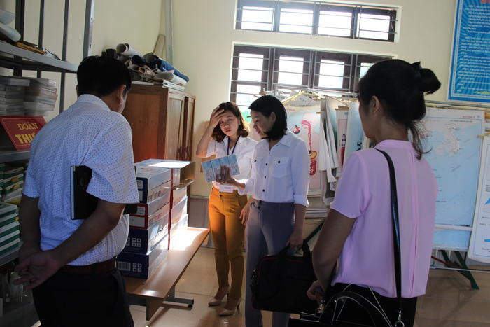 Đoàn công tác kiểm tra công tác bảo quản sữa tại Trường Tiểu học Yên Thắng 1. Ảnh: Hoài Thu