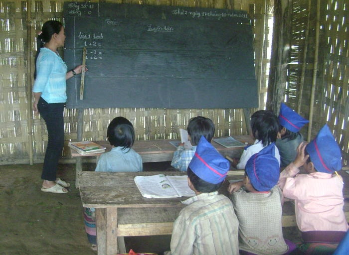 Cô Trâm ngày còn dạy học tại điểm trường Kèo Phà Tú, Trường TH Bắc Lý 2, thời gian đó, điểm trường này còn mái tranh vách nứa. Ảnh tư liệu: Xuân Hòa.