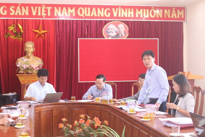 Đồng chí Nguyễn Ngọc Anh - Ủy viên Ủy ban Kiểm tra Tỉnh ủy công bố quyết định kỷ luật đối với đảng viên vi phạm. Ảnh Nhật Lân