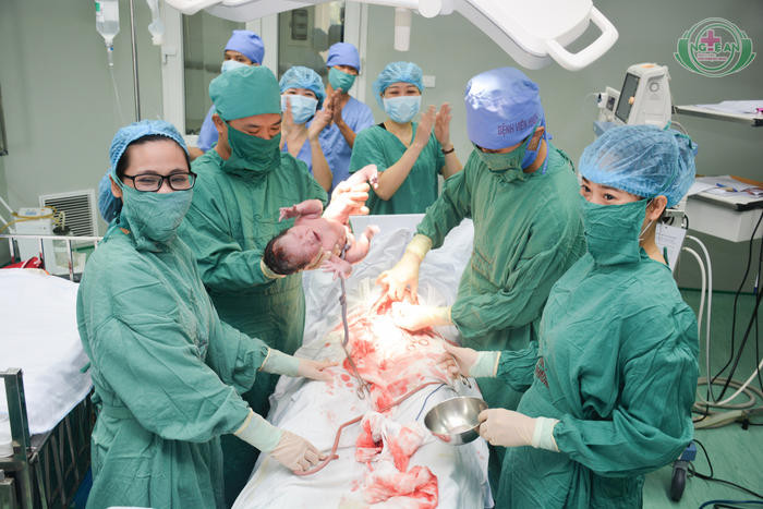 Em bé thụ tinh trong ống nghiệm đầu tiên chào đời tại BV HNĐK Nghệ An trong niềm vui vỡ òa của các y, bác sỹ bệnh viện. Ảnh: Hoàng Yến