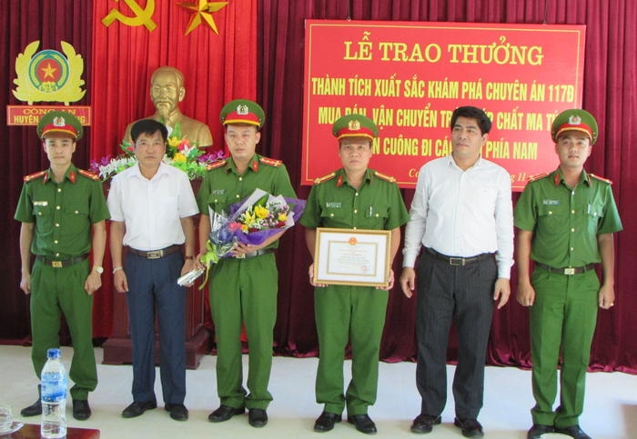 Trao thưởng cho Ban chuyên án. Ảnh: Bá Hậu