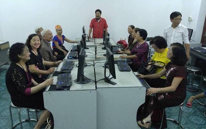 Đại diện lãnh đạo hội trao quà là phòng máy tính cho trường Con Cuông