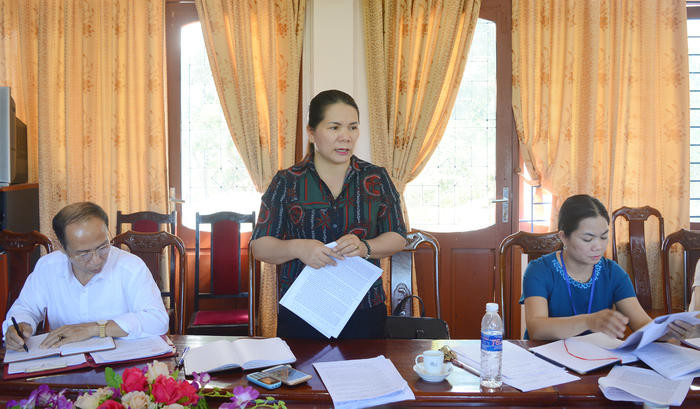 Phó Chủ tịch UBND huyện Con Cuông Kha Thị Tím phát biểu tại buổi làm việc. Ảnh: T.G