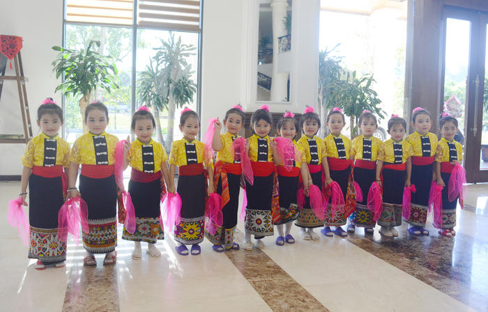 Trẻ em Con Cuông được khuyến khích mặc trang phục dân tộc truyền thống để tạo thói quen, khơi gợi lòng tự tôn dân tộc từ các em. Ảnh: T.G