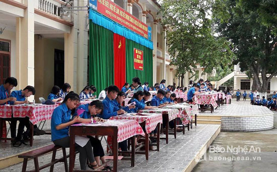 Một cuộc thi chế tạo thiệp mừng nhân ngày Nhà giáo Việt Nam 20/11 được tổ chức tại trường THPT Anh Sơn 2 đã thu hút đông đảo học sinh tham gia. Ảnh: Hà Vinh Tâm