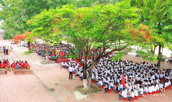 Giờ chào cờ đầu tuần của thầy và trò Trường THPT Thái Hòa, Ảnh: Nguyễn Hải