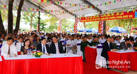 Các đại biểu về dự Lễ kỷ niệm 55 năm thành lập Trường THPT Thái Hòa và đón nhận Huân chương Lao động hạng Nhì. Ảnh: Nguyễn Hải