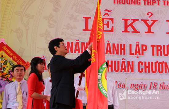 Thừa ủy quyền của Chủ tịch Nước, đồng chí Lê Xuân Đại gắn Huân chương lao động hạng Nhì lên lá cờ truyền thống nhà trường. Ảnh: Nguyễn Hải