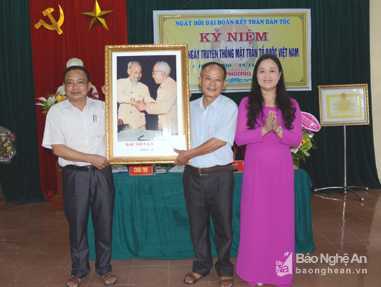 Thay mặt lãnh đạo tỉnh, đồng chí Trần Thị Thu Hương đã trao tặng các phần quà và bức tranh  biểu tượng cho tinh thần Đại Đoàn kết Dân tộc. Ảnh: Thanh Sơn