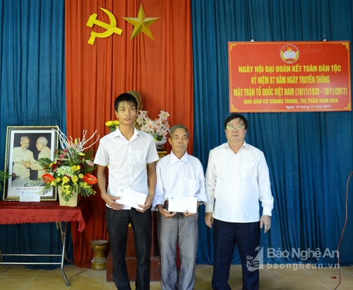 Khối Quang Trung, thị trấn Nam Đàn khen thưởng các hộ gia đình đạt danh hiệu gia đình văn hóa tiêu biểu. Ảnh Thanh Lê