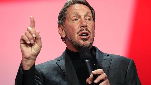 Larry Ellison tên thật là Lawrence Joseph Ellison, là một tỉ phú người Mỹ, nhà sáng lập và CEO của tập đoàn Oracle chuyên hoạt động về phần mềm quản trị. Vào thập niên 70 của thế kỷ trước, Larry Ellison đã tham gia vào dự án xây dựng data cho CIA, mang tên là Oracle. Năm 1979, Larry Ellison và dự án Oracle không còn được CIA tài trợ, ông cùng các cộng sự của mình đã thành lập Phòng thí nghiệm phát triển phần mềm và thành lập công ty Oracle, phát triển hệ thống phần mềm quản trị trong tổ chức và doanh nghiệp. Oracle đã đạt thành công lớn trong cuộc cách mạng công nghệ 4.0, khi phần mềm của công ty này được hầu hết những công ty, tập đoàn lớn trên thế giới áp dụng. Tính đến thời điểm hiện tại, Oracle vẫn là thương hiệu phần mềm quản trị được nhiều công ty, tập đoàn áp dụng nhất trên thế giới. Điều này giúp Larry Ellison có tổng tài sản lên đến 62,1 tỉ USD.