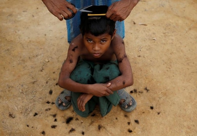 Một cậu bé người Rohingya được cắt tóc tại trại tị nạn Kutupalong gần Cox's Bazar, Bangladesh ngày 15 tháng 11 năm 2017.