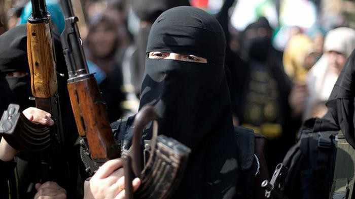 Vai trò phụ nữ gia tăng trong các tổ chức khủng bố. Ảnh: AP