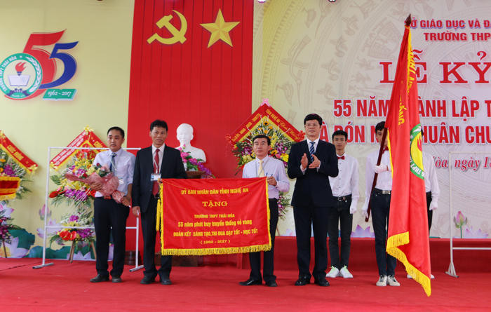 Trao cờ Thi đua xuất sắc của UBND tỉnh cho tập thể Trường THPT Thái Hòa. Ảnh: Nguyễn Hải