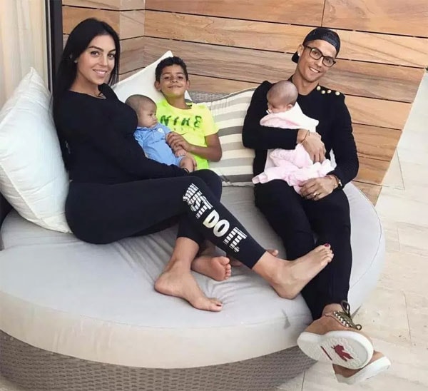 Bạn gái Georgina Rodriguez vừa sinh con gái đầu lòng cho C. Ronaldo và cũng là đứa con thứ 4 của anh.