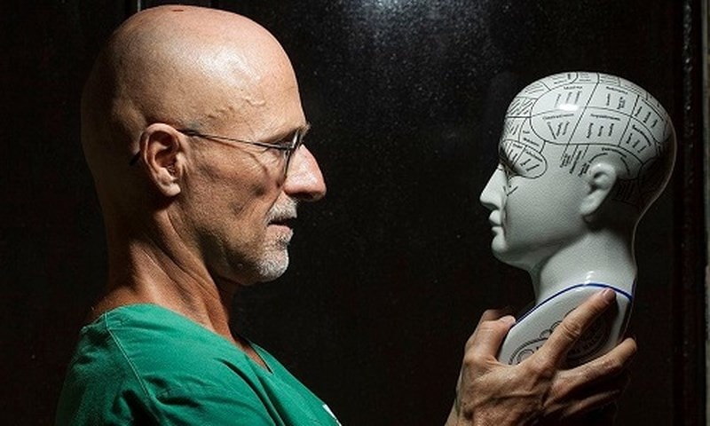 Giáo sư Sergio Canavero đã thực hiện thành công việc cấy ghép đầu trên tử thi và đã sẵn sàng thực hiện nó trên cơ thể người sống. Ảnh: AP