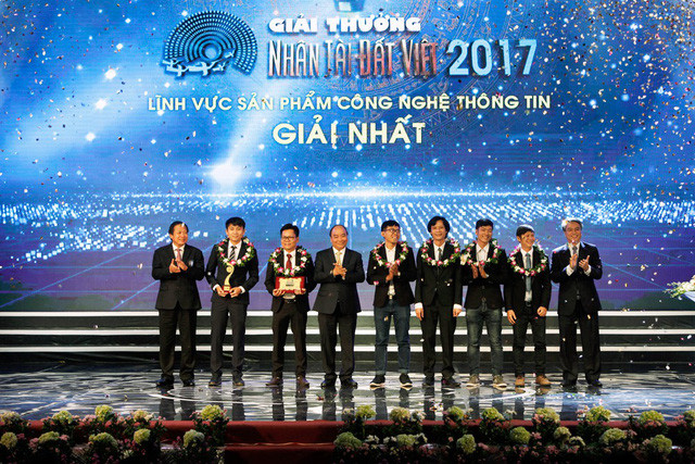 Thủ tướng Nguyễn Xuân Phúc trao giải nhất giải thưởng Nhân tài Đất Việt 2017. Ảnh VGP/Quang Hiếu