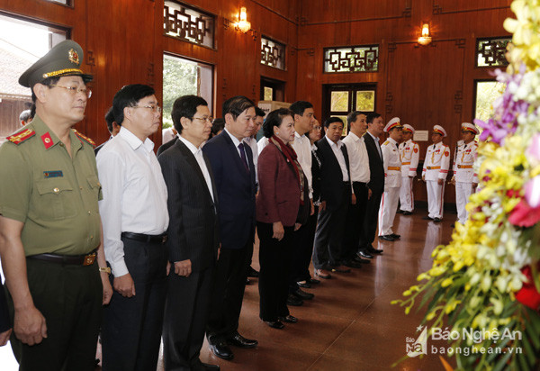 Chủ tịch Quốc hội Nguyễn Thị Kim Ngân và đoàn công tác về Khu di tích Kim Liên tưởng niệm Chủ tịch Hồ Chí Minh