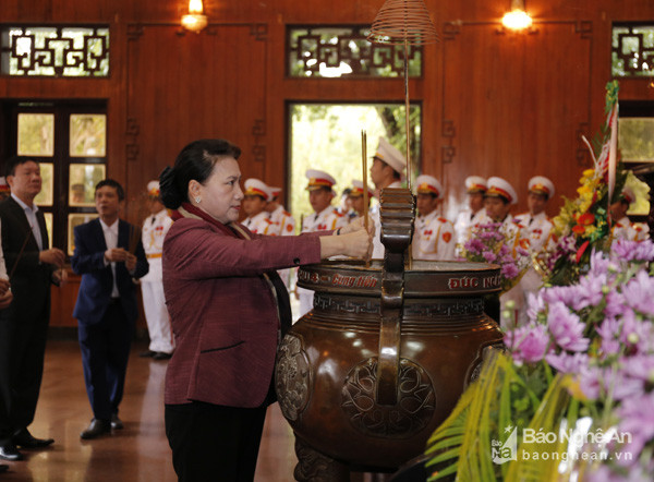 Chủ tịch Quốc hội Nguyễn Thị Kim Ngân và đoàn công tác về Khu di tích Kim Liên tưởng niệm Chủ tịch Hồ Chí Minh