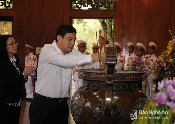 Đồng chí Nguyễn Đắc Vinh - Ủy viên Trung ương Đảng, Bí thư Tỉnh ủy, Trưởng đoàn đại biểu Quốc hội tỉnh chủ  trì hội nghị. Cùng tham gia giao ban có đồng chí Nguyễn Xuân Đường – Phó Bí thư Tỉnh ủy, Chủ tịch UBND tỉnh; Nguyễn Văn Thông – Phó Bí thư Tỉnh ủy; lãnh đạo các Ban xây dựng Đảng, Văn phòng Tỉnh ủy và các sở, ban, ngành cấp tỉnh.Cùng tham gia giao ban có đồng chí Nguyễn Xuân Đường – Phó Bí thư Tỉnh ủy, Chủ tịch UBND tỉnh; Nguyễn Văn Thông – Phó Bí thư Tỉnh ủy; lãnh đạo các Ban xây dựng Đảng, Văn phòng Tỉnh ủy và các sở, ban, ngành cấp tỉnh.