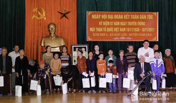 Chủ tịch Quốc hội Nguyễn Thị Kim Ngân và đoàn công tác về Khu di tích Kim Liên tưởng niệm Chủ tịch Hồ Chí Minh